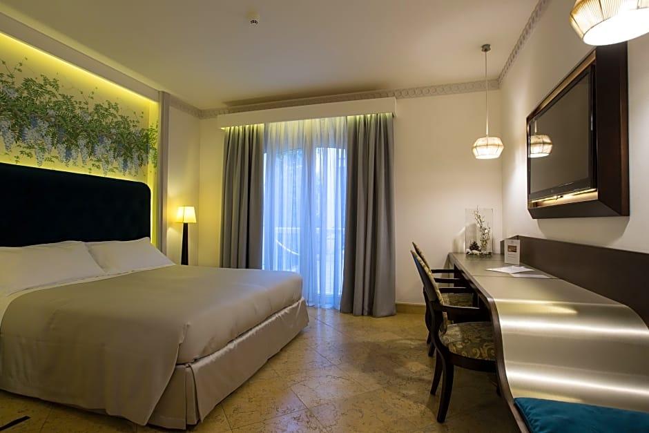 Palace Luxury Hotel 5*